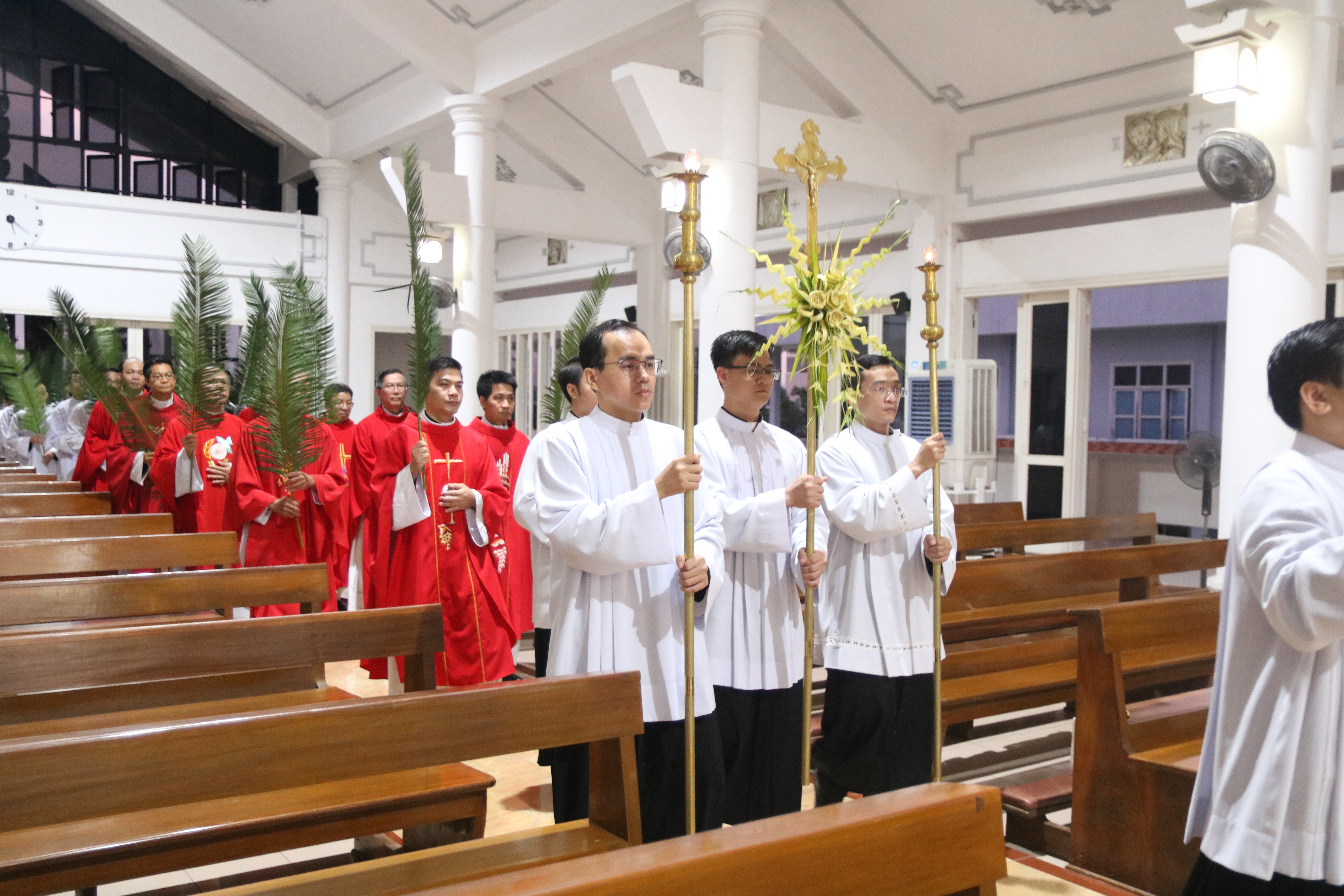 Album Ch&uacute;a Nhật Lễ L&aacute; 2025