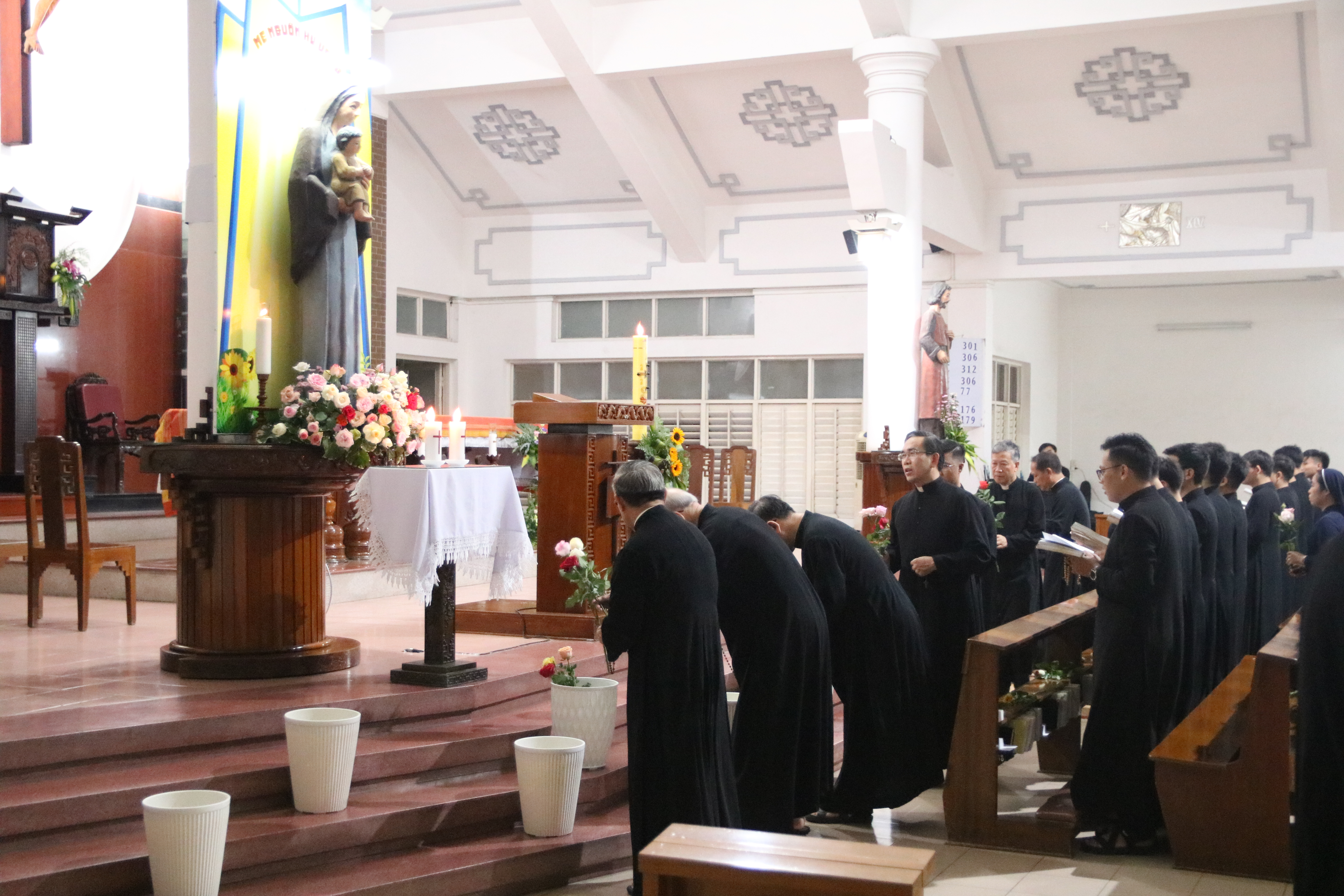 Bế Mạc Th&aacute;ng Hoa